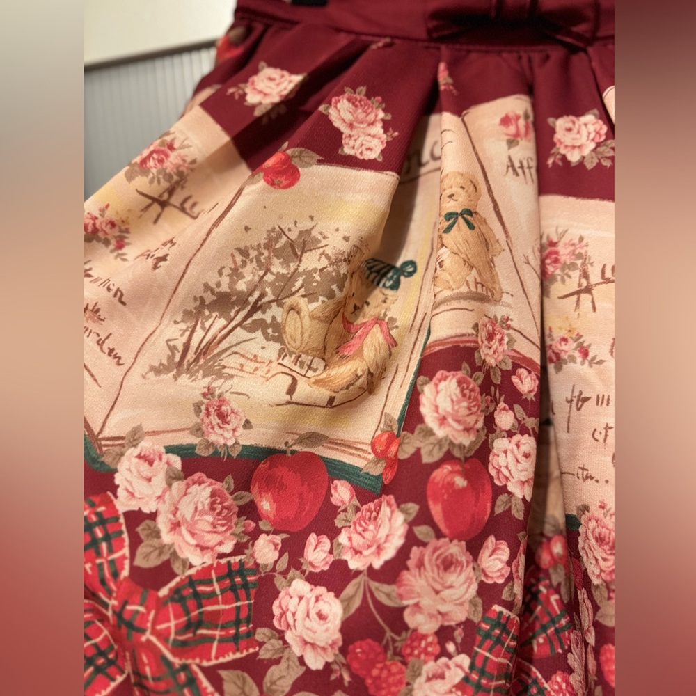 Vintage-Inspired Red Floral Print Pleated Skirt - Picture 2 of 7